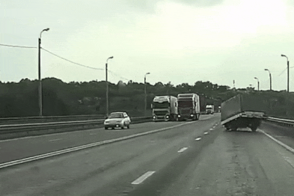 Rơ moóc tuột khỏi xe ô tô, tông trực diện xe container đang chạy