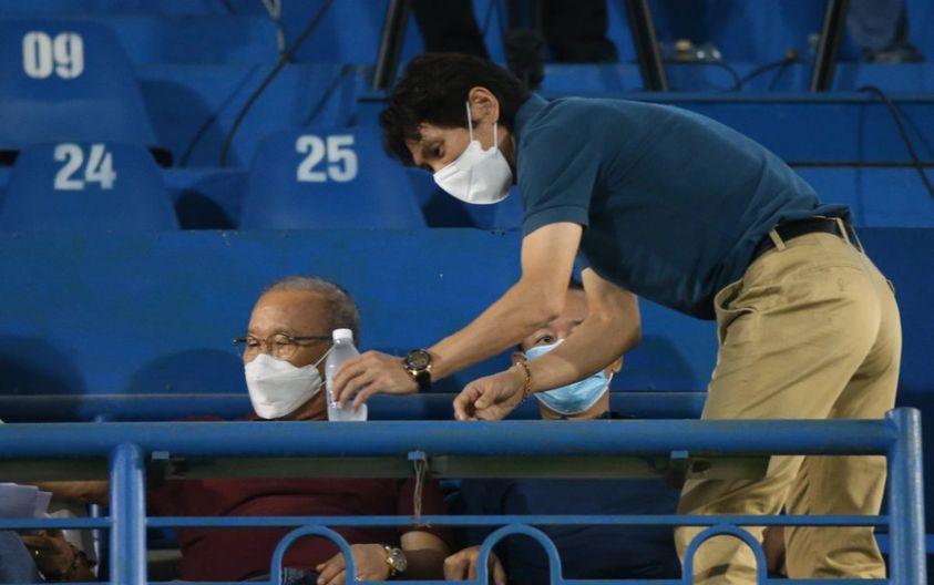 Lan truyền ảnh HLV Gong Oh Kyun tỏ rõ thái độ khi gặp thầy Park-2