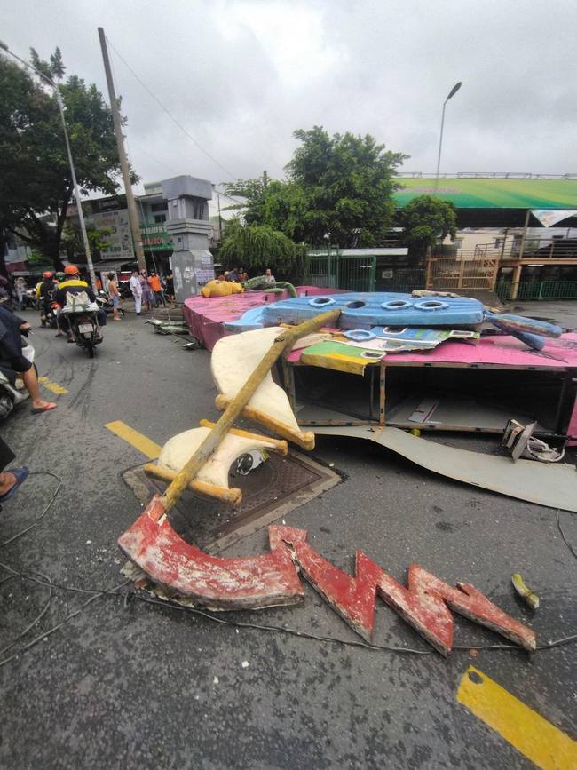 TP.HCM: Sập cổng chào Công viên nước Đầm Sen-1