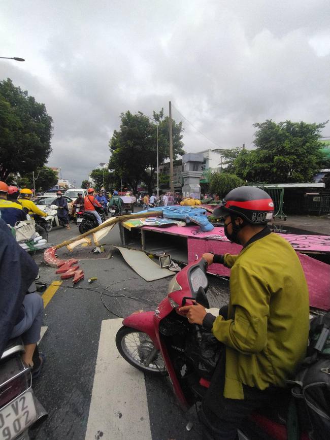 TP.HCM: Sập cổng chào Công viên nước Đầm Sen-2