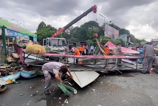 TP.HCM: Sập cổng chào Công viên nước Đầm Sen