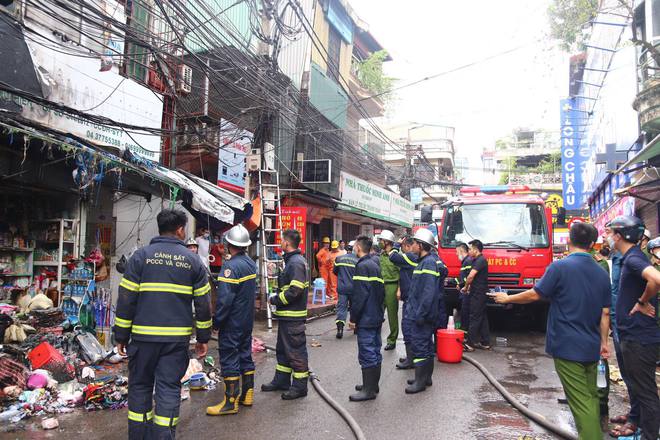 Hà Nội: Cháy ngùn ngụt tại căn nhà 3 tầng gần Bệnh viện Nhi Trung ương-2