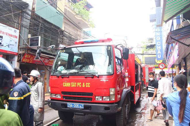 Hà Nội: Cháy ngùn ngụt tại căn nhà 3 tầng gần Bệnh viện Nhi Trung ương-4