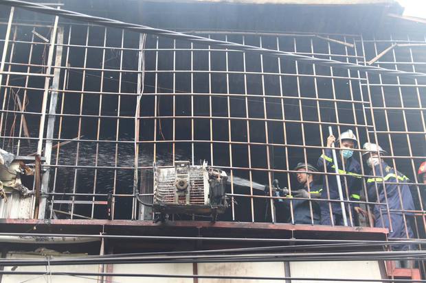 Hà Nội: Cháy ngùn ngụt tại căn nhà 3 tầng gần Bệnh viện Nhi Trung ương-5