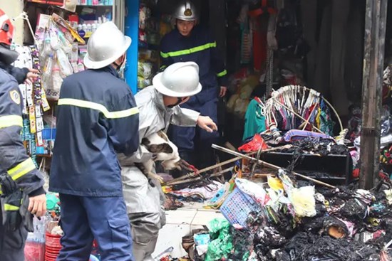 Hà Nội: Cháy ngùn ngụt tại căn nhà 3 tầng gần Bệnh viện Nhi Trung ương