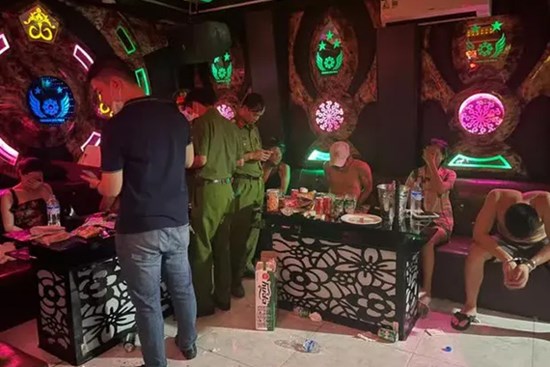 Bí mật bên trong tụ điểm Karaoke Hoài Thu 2 nức tiếng Quảng Bình