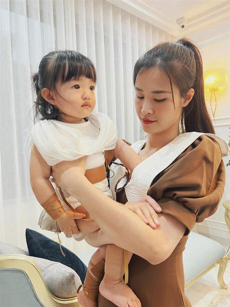 Đông Nhi thừa nhận dùng cách quá ác để cai sữa cho con, thế nhưng hành động của Winnie lại khiến mẹ bất ngờ, xúc động-2