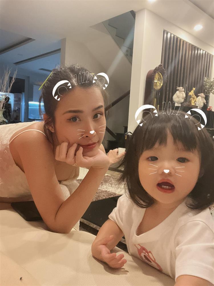 Đông Nhi thừa nhận dùng cách quá ác để cai sữa cho con, thế nhưng hành động của Winnie lại khiến mẹ bất ngờ, xúc động-4