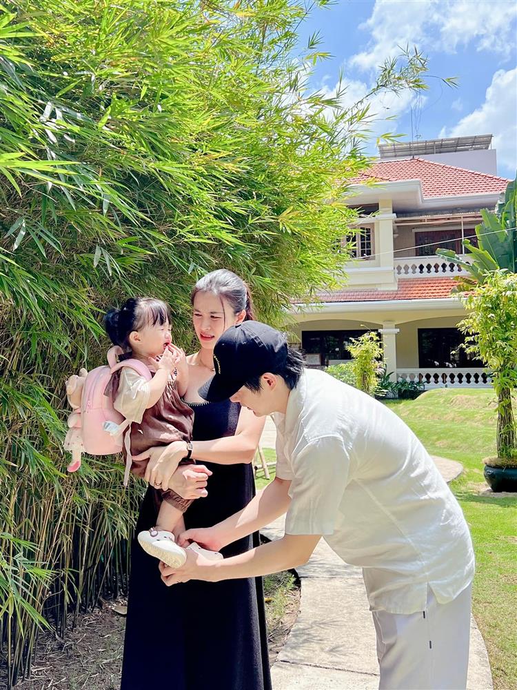 Đông Nhi thừa nhận dùng cách quá ác để cai sữa cho con, thế nhưng hành động của Winnie lại khiến mẹ bất ngờ, xúc động-7