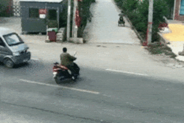 Ô tô đâm xe máy vỡ tan tành, người đàn ông vẫn đứng yên tại chỗ