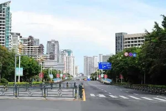 Trung Quốc phong tỏa các thành phố du lịch do COVID-19