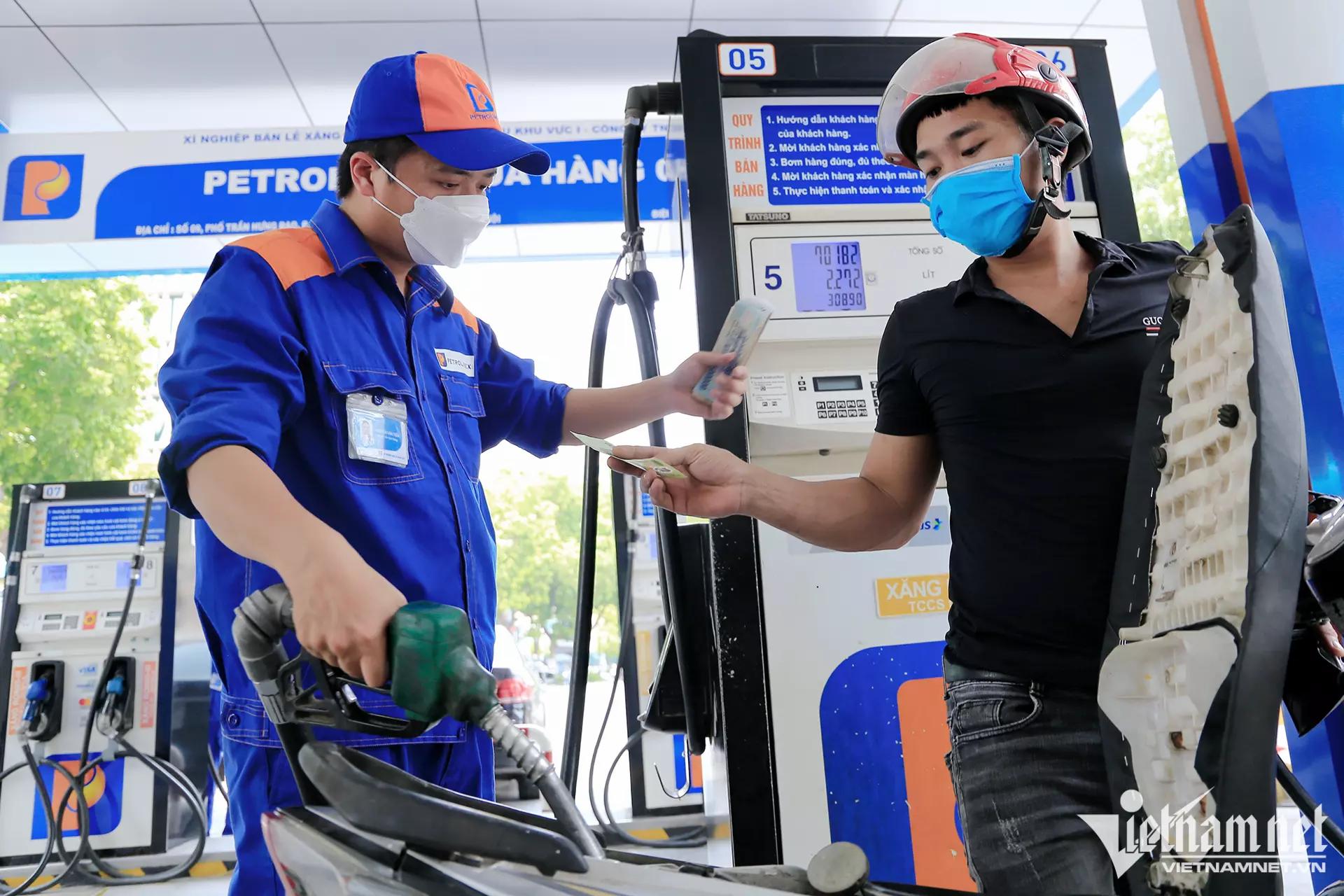 Giá dầu lao dốc mạnh, giá xăng có thể xuống 21.000 đồng/lít-1