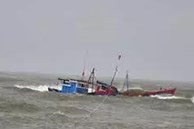 Chạy thuyền cá về bờ tránh áp thấp, 5 ngư dân mất liên lạc