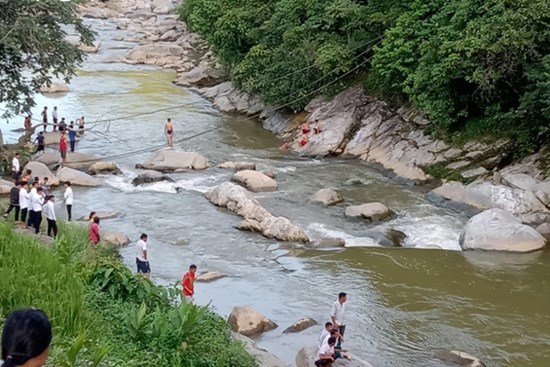 Ra suối chụp ảnh, 2 vợ chồng du khách tại Sa Pa bị nước cuốn trôi