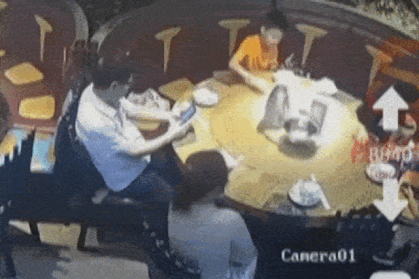 Bà mẹ quên con trước cửa siêu thị, bé gái đuổi theo trong bất lực-1