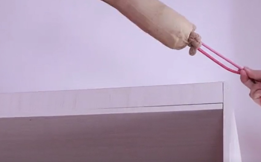 Đeo một chiếc tất vào móc áo có tác dụng bất ngờ, ai cũng nhanh chóng dùng thử-7