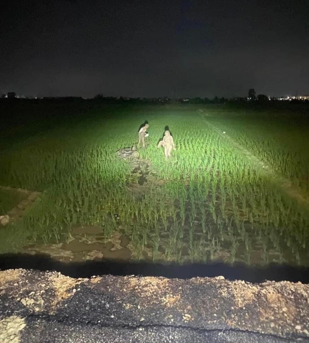 Đang yên lành, cặp đôi lao xuống cày ruộng giữa đêm với bộ dạng gây ngao ngán-1