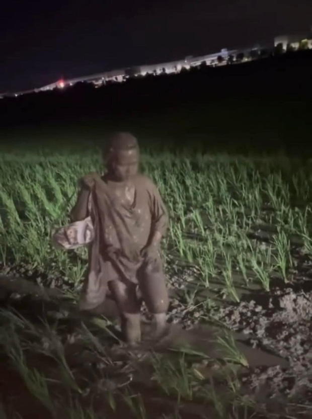 Đang yên lành, cặp đôi lao xuống cày ruộng giữa đêm với bộ dạng gây ngao ngán-3