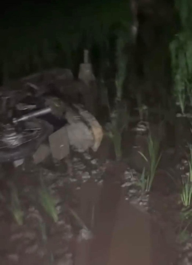 Đang yên lành, cặp đôi lao xuống cày ruộng giữa đêm với bộ dạng gây ngao ngán-4