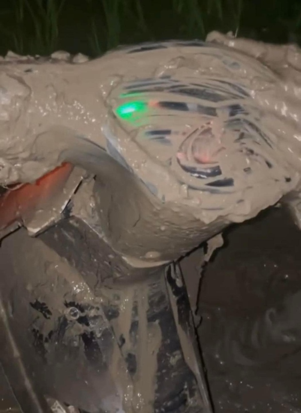 Đang yên lành, cặp đôi lao xuống cày ruộng giữa đêm với bộ dạng gây ngao ngán-5