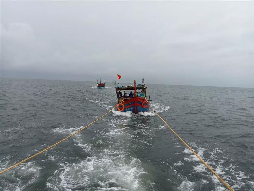 5 ngư dân Hà Tĩnh mất liên lạc trên biển đã vào bờ an toàn-2