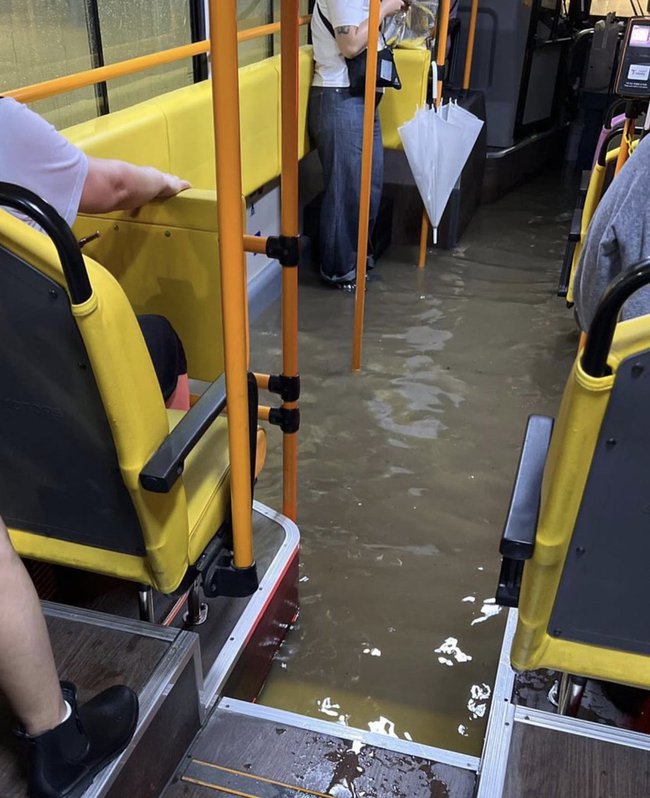 Trận mưa lũ lịch sử ở Seoul: Người Việt chia sẻ trải nghiệm đáng nhớ, nước cống ngập nhà, phải tá túc ở nhà tắm công cộng-2