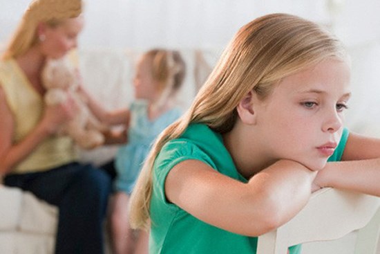 Trẻ luôn đố kỵ với những thứ của người khác dù chúng cũng chẳng thiếu thốn gì, phải làm sao?