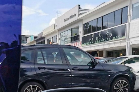 Bị bỏ lại một mình trong ôtô, cậu bé Singapore lái xe, gây tai nạn