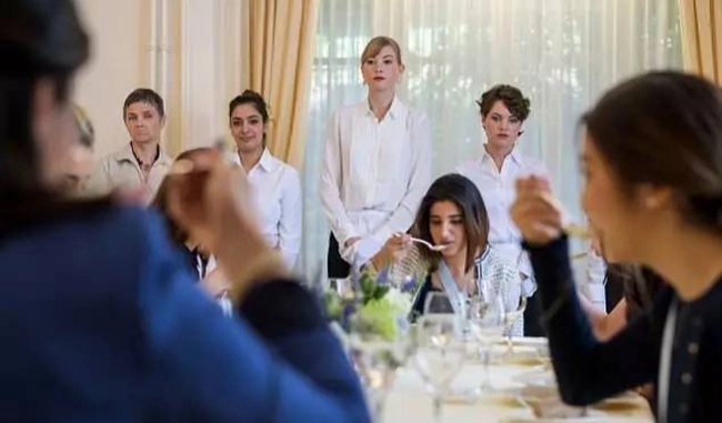 Bức ảnh những cô gái trong lớp học trở thành quý tộc vén màn câu hỏi: Vượt lên giai cấp hay chỉ là sự gượng ép hòa nhập?-5