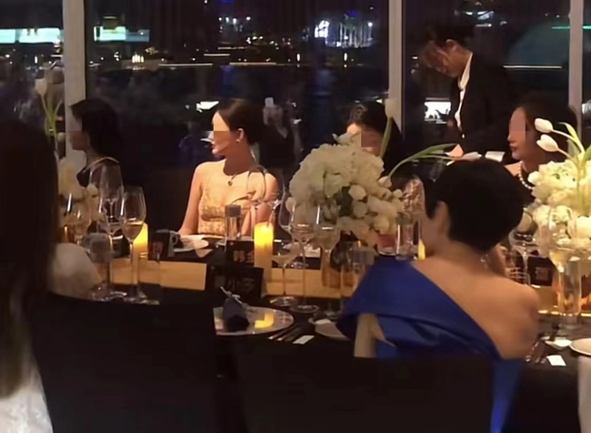 Bức ảnh những cô gái trong lớp học trở thành quý tộc vén màn câu hỏi: Vượt lên giai cấp hay chỉ là sự gượng ép hòa nhập?-1