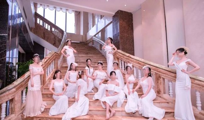 Bức ảnh những cô gái trong lớp học trở thành quý tộc vén màn câu hỏi: Vượt lên giai cấp hay chỉ là sự gượng ép hòa nhập?-2