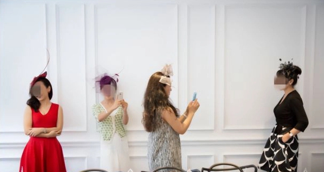 Bức ảnh những cô gái trong lớp học trở thành quý tộc vén màn câu hỏi: Vượt lên giai cấp hay chỉ là sự gượng ép hòa nhập?-3