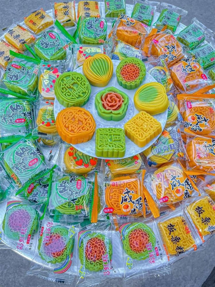 Bánh Trung thu rẻ hơn mớ rau bán tràn lan chợ mạng, hạn sử dụng lên tới nửa năm khiến nhiều người ngỡ ngàng-3