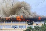 Lửa cháy ngùn ngụt trên tầng 5 tòa nhà ở Hà Nội