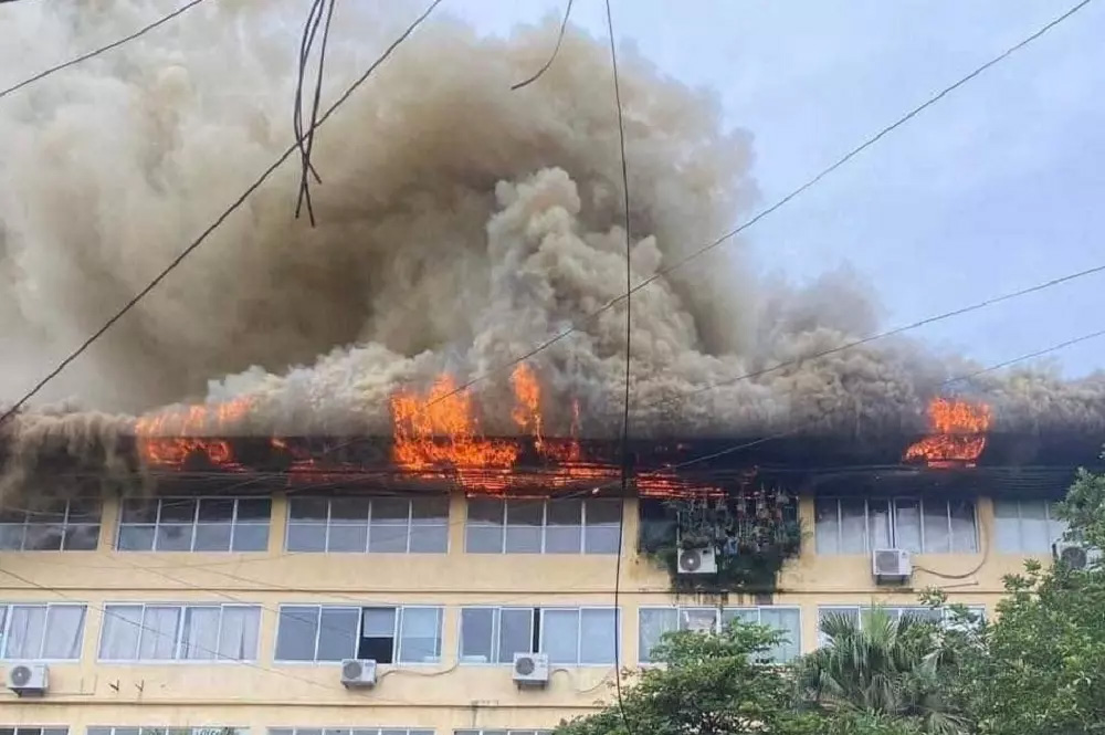 Lửa cháy ngùn ngụt trên tầng 5 tòa nhà ở Hà Nội-1