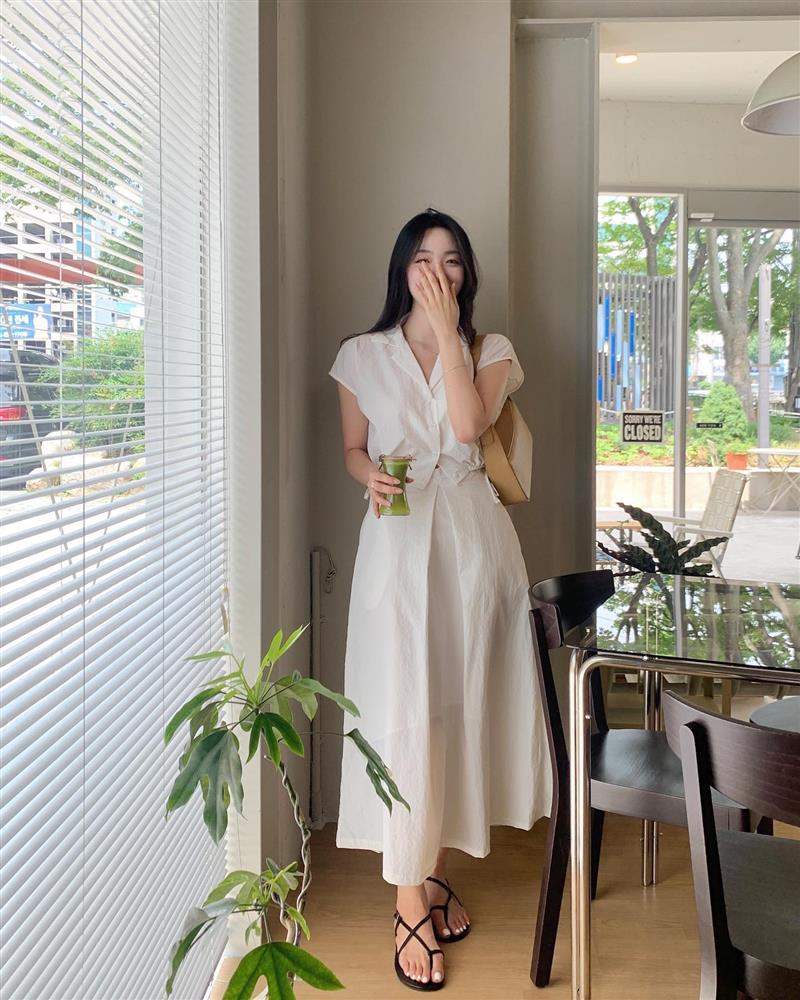 Mặc váy thì đi giày gì? 5 gợi ý giúp tôn dáng và không làm mất vẻ nữ tính-6