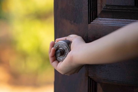 Mở cửa và nhìn thấy cầu thang có thể dẫn đến phá sản! Phong thủy cửa nhà có 7 'kiêng kị' và giải pháp