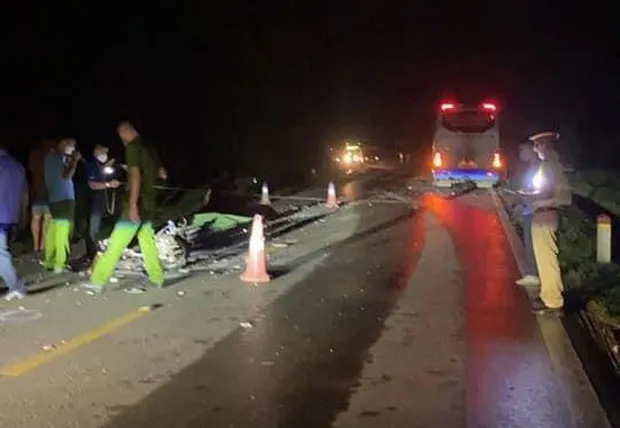 3 người đi xe máy tử vong sau va chạm với xe khách trên quốc lộ 6-3