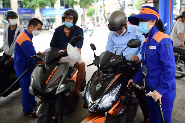 Giá xăng dầu giảm gần 1.000 đồng/lít-2