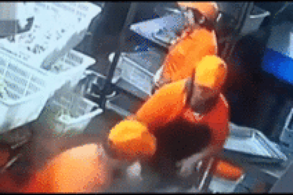 Mâu thuẫn trong lúc làm việc, người phụ nữ bị hắt nước sôi vào mặt