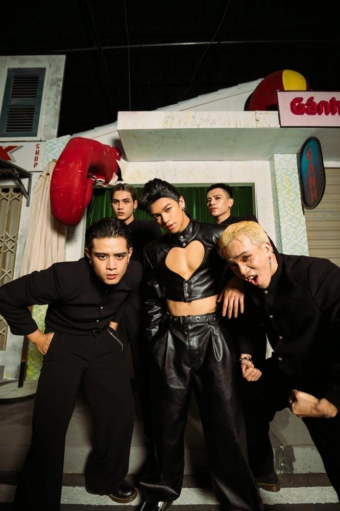 Trọng Hiếu gây tranh cãi vì diện áo croptop nữ tính-3