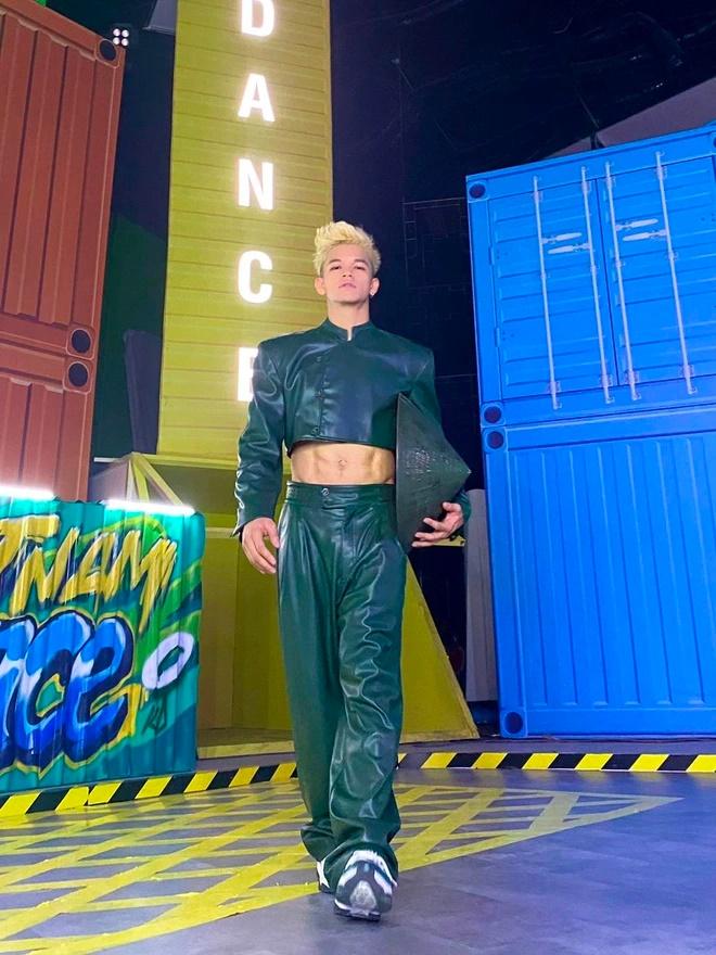 Trọng Hiếu gây tranh cãi vì diện áo croptop nữ tính-4