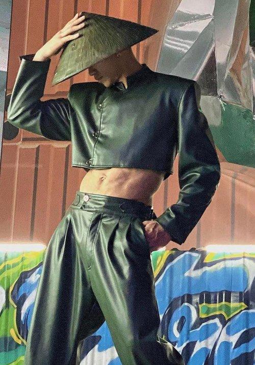 Trọng Hiếu gây tranh cãi vì diện áo croptop nữ tính-5