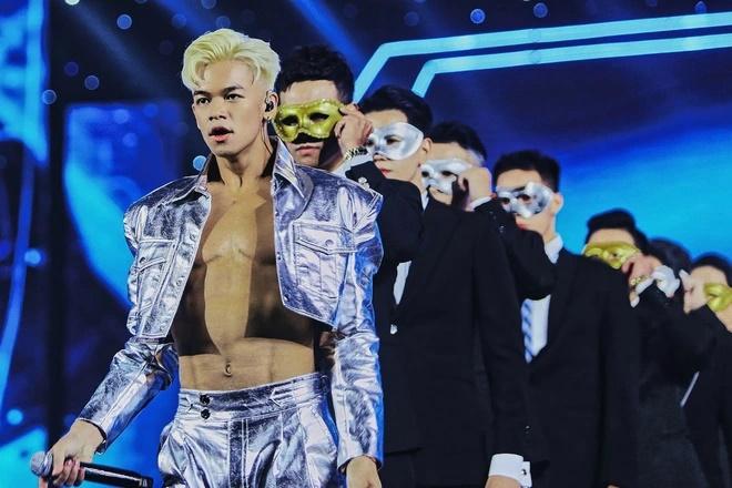 Trọng Hiếu gây tranh cãi vì diện áo croptop nữ tính-6