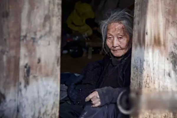 Bà lão sống khổ nhất làng, khi mất để lại tiền khiến 6 người đếm mỏi tay-1