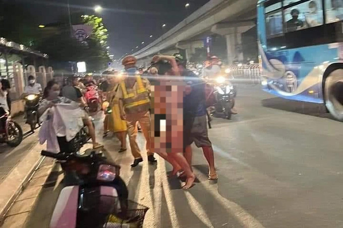 Cô gái xinh đẹp khỏa thân đi dưới lòng đường Nguyễn Trãi-2