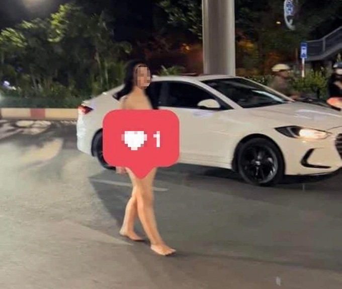 Cô gái xinh đẹp khỏa thân đi dưới lòng đường Nguyễn Trãi-1