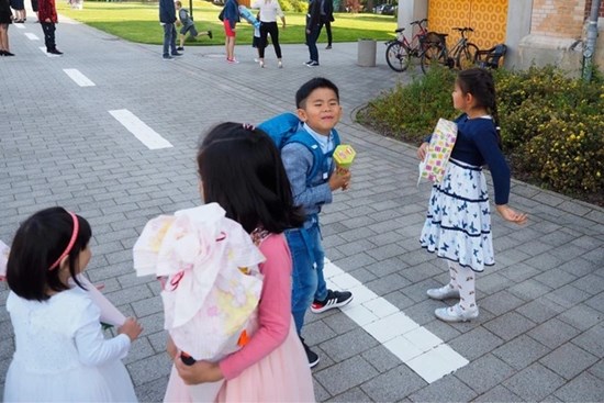 Chiếc ví tiền ngày khai giảng và kinh nghiệm dạy con về TIỀN hữu ích của mẹ Việt ở Đức: Con mới 7 tuổi đã tiết kiệm chi tiêu, không vòi vĩnh