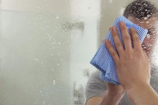 Lau gương phòng tắm đừng dùng nước lã: Lấy thứ này lau nhẹ là gương sáng bóng