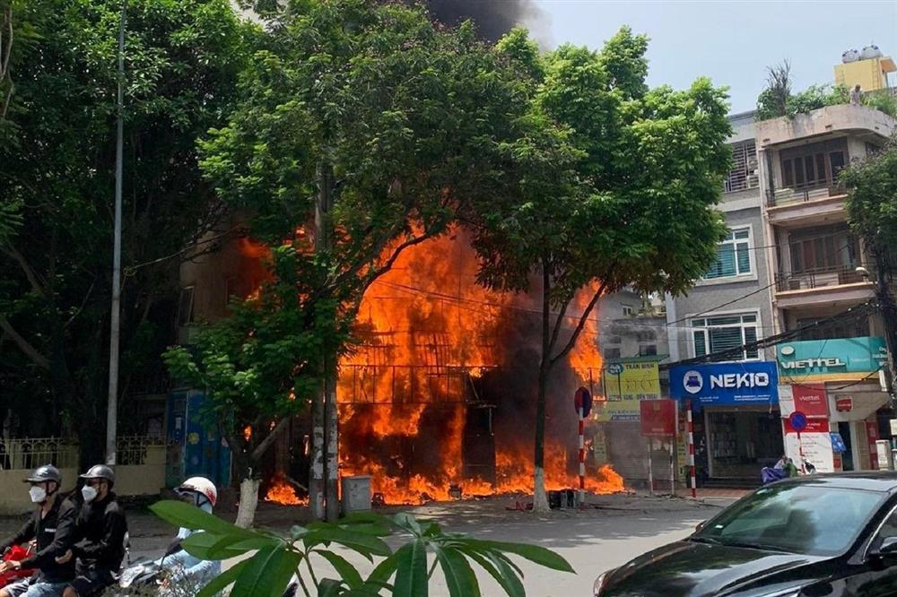 Hai cửa hàng bị thiêu rụi lúc giữa trưa ở Hà Nội-1
